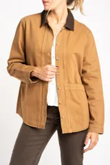 Sobrecamisa de algodón en color camel, con cuello camisero en contraste de tono oscuro, cierre frontal de botones y bolsillos laterales aplicados.