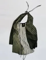 Vestido corto verde con estampado a rayas horizontales, escote en V y breteles finos.