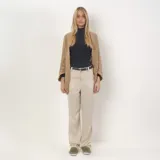 Poncho calado color habano, de acrílico.