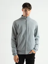 Campera de punto color gris con cierre frontal metálico y cuello alto, forrada en polar.