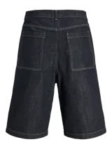 Bermuda de denim azul oscuro con pinzas, de corte ancho y largo hasta las rodillas, con costuras a contratono.