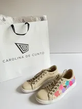 Championes de cuero color marfil, de diseño urbano, con cordones y detalle de arte floral pintado a mano en los laterales.
