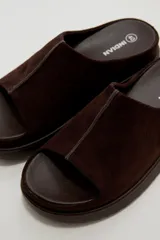 Sandalias de gamuza marrón, diseño abierto con tira ancha en el empeine y suela plana de goma.