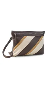 Sobre de mano con diseño de franjas diagonales en tonos marrones y beige, confeccionado en símil cuero. Cuenta con cierre metálico superior, correa desmontable para usar como bandolera, bolsillo interno con cierre y compartimento abierto.
