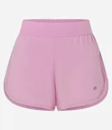 Short deportivo modelo runner de corte holgado, con cintura elástica ancha y bajo redondeado. Confeccionado en tejido técnico de secado rápido, ideal para actividades físicas.