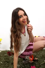 Remera blanca de algodón con cuello en V y etiqueta de goma en DTF.