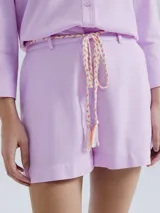 Shorts de lino color beige, de talle alto con presillas para cinto y bolsillos laterales.