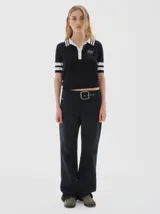 Jean wide leg color negro con cinturón integrado en la pretina y hebilla metálica.