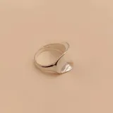 Anillo de plata 925 con diseño de cuchara en la parte superior y banda con incrustaciones de circonias.