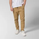 Pantalon de corte recto y estilo utilitario color beige, confeccionado en tejido elástico. Cuenta con cintura elástica con cordón de ajuste, bolsillos laterales de entrada y un bolsillo utilitario en la pierna derecha.