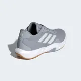 Championes de entrenamiento Adidas Amplimove color gris con detalles en blanco.