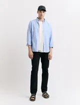 Pantalon negro de corte recto y estilo casual, con bolsillos laterales y traseros.