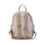 Mochila color marrón claro de símil cuero con bolsillos frontales con cierre. Tiene asa de mano rígida y correas regulables.