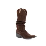 Texana de gamuza color chocolate, con caña media arrugada, puntera fina y taco cuadrado de 5 cm.
