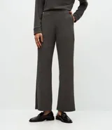 Pantalón recto de tejido anarruga color beige, con cintura elástica ancha y bolsillos laterales funcionales.