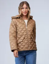 Campera capitoneada azul marino con capucha desmontable, cierre metálico central, bolsillos delanteros y avíos metálicos con logo de la marca Michael Kors.