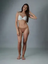 Colaless de algodón elástico extra suave, color beige, con cintura fina y flexible con logo de Calvin Klein en el lateral. Presenta un diseño de espalda en T con cobertura mínima.