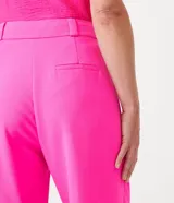 Pantalón wide leg fucsia de poliéster con trabillas, botón y cintura alta.