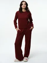 Pantalón de dormir de corte recto y tiro medio, con cintura elástica y bolsillos laterales. Confeccionado en tejido suave y ligero.