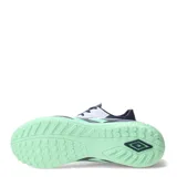 Championes de fútbol Umbro modelo Nexus TF, color blanco con detalles en azul marino y verde menta. Presentan un diseño acolchado en la parte superior y suela multitaco diseñada para césped sintético.
