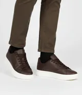Championes casuales Viko para hombre, color marrón, confeccionados en poliuretano con suela bold blanca y cordones al tono.