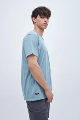 Remera de manga corta color blanco, con cuello redondo y corte holgado.