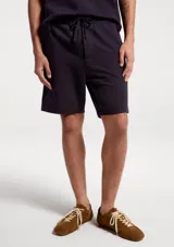 Bermuda de algodón color azul marino, con cintura elástica y cordón ajustable. Diseño de corte recto y estilo casual.
