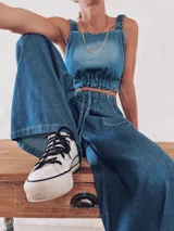Top de denim celeste con breteles anchos y cintura elastizada con frunce.