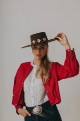 Sombrero campero marrón con ala ancha, confeccionado en paño de lana y adornado con detalles de cuero y guampa.