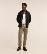 Pantalón de hombre color beige, de corte slim cropped, confeccionado en sarga de algodón, poliéster y elastano.