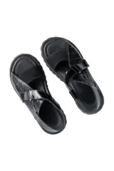 Sandalias de plataforma con suela track, confeccionadas en una combinación de cuero liso y cuero con textura croco. Presentan tiras anchas en el empeine y cierre con hebilla ajustable en el talón.