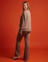 Pantalón de jogging negro de pierna ancha, con pretina ancha elastizada, lazo de ajuste y bolsillos delanteros.