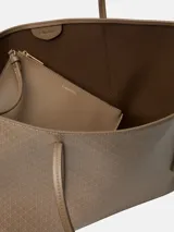 Cartera tote Calvin Klein de color beige con estampado geométrico de monogramas, asas dobles de hombro y diseño estructurado. Incluye una cartera mini interior.