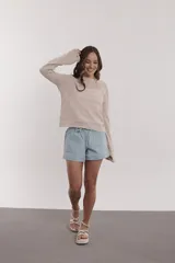 Sweater beige de tejido calado con mangas largas acampanadas.