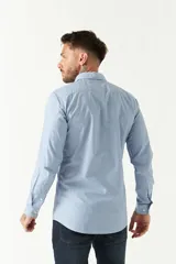Camisa de manga larga para hombre, color azul claro con microestampado de cuadros. Presenta un corte slim y cuello abotonado.