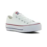Championes Converse Chuck Taylor All Star de lona blanca con plataforma, cordones blancos y detalles en rojo y azul en la suela.