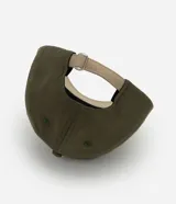 Gorra de sarga de algodón en color verde oliva con visera en tono beige. Presenta un bordado frontal con la palabra Expedition y detalles de texto en color crema.