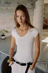 Camiseta de algodón con cuello redondo amplio tipo olla y manga corta.