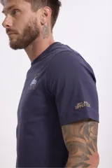 Remera de algodón color azul marino, con cuello redondo, mangas cortas y estampa pequeña en el pecho con diseño de auto y texto.