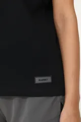 Musculosa negra de algodón con cuello redondo y sisas amplias.