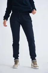 Pantalón de jogging negro de corte ajustado, con cintura elástica y puños en los tobillos.