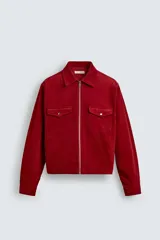 Sobrecamisa de corte boxy fit confeccionada en tejido de pana de algodón con elasticidad. Presenta cuello solapa, cierre frontal con cremallera, mangas largas con puños abotonados y dos bolsillos de plastrón con solapa en el pecho.