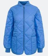 Campera bomber celeste con diseño acolchado de rombos, cuello redondo de punto, cierre frontal con cremallera y mangas largas con puños elásticos.