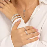 Anillo de plata 925 con tres topacios azules rectangulares engarzados.