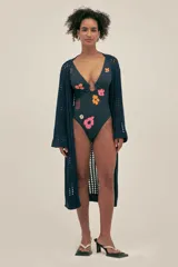 Cárdigan largo tejido con calados, color azul marino, con detalle de logo en cobre.