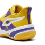 Championes de básquet amarillos con detalles en violeta y blanco.
