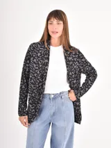 Saco de tejido de punto con diseño estampado animal print en tonos negro y gris, de corte abierto y manga larga.