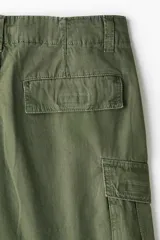 Bermuda cargo verde militar de ripstop de algodón, con bolsillos laterales con solapa, bolsillos al bies y corte holgado.