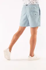 Short de baño azul con cintura elástica y cordón ajustable. Tiene dos bolsillos laterales y un bolsillo trasero.