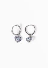 Par de aros colgantes dorados con forma de corazón, decorados con circonitas azules y celestes.